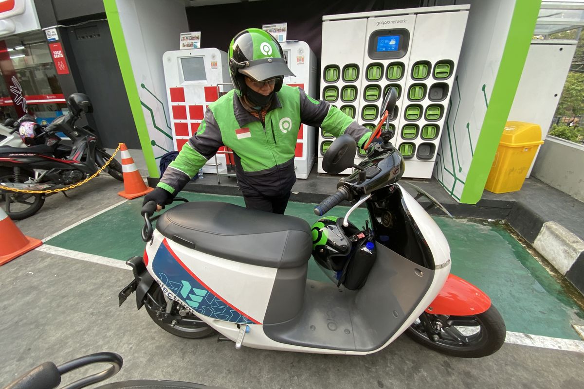 Ojol dengan motor listrik. Foto : Ist