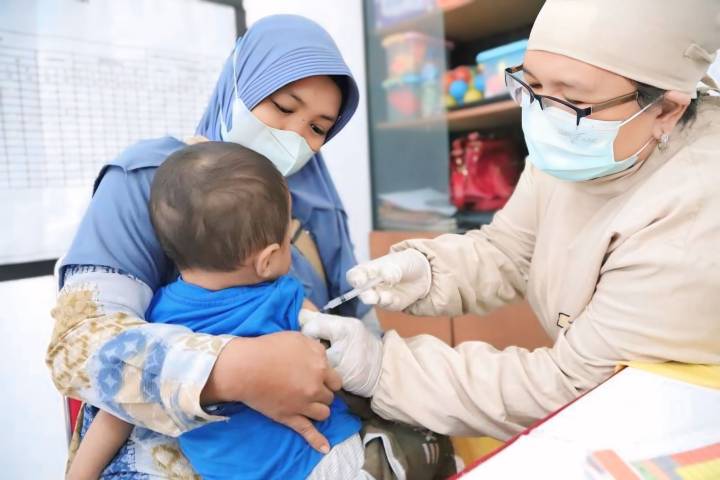 VAKSIN. Petugas Kesehatan Dinas Kesehatan (Dinkes) Kota Tangerang melakukan proses penyuntikan vaksin kepada balita.