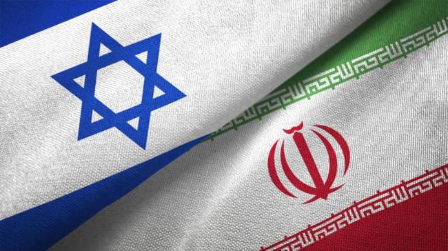 Bendera Israel (kiri) dan bendera Iran. Foto : Ist