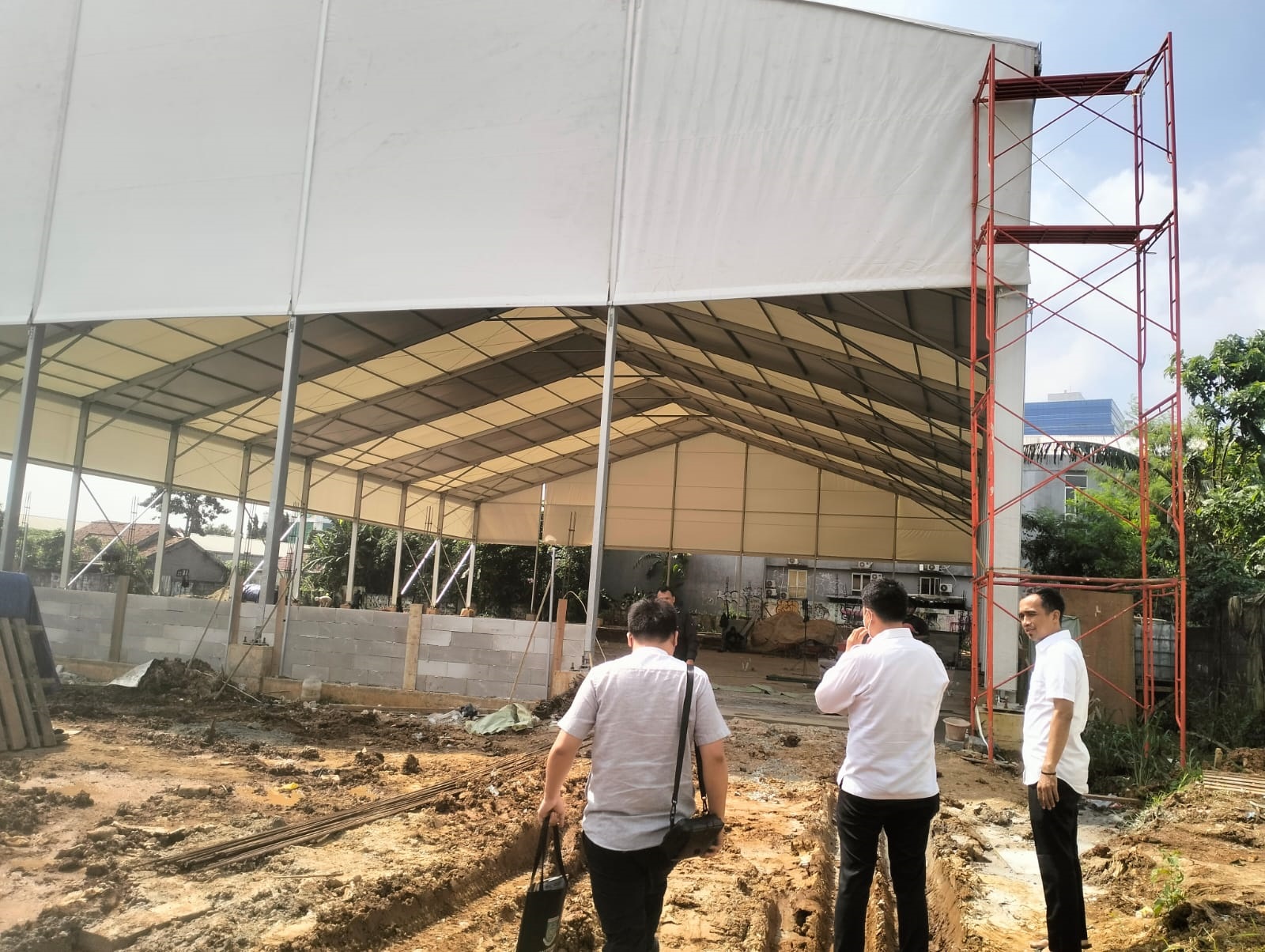 BANGUNAN. Tim DCKTR Kota Tangsel saat melakukan inspeksi ke pembangunan lapangan padel di wilayah Rawa Mekar Jaya,  Serpong, Rabu (11/3).