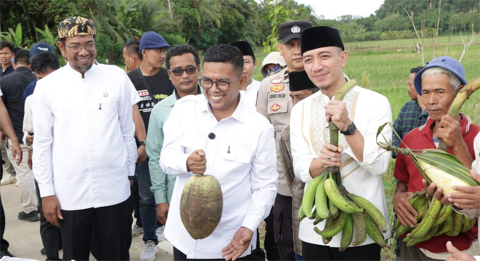 Bupati Lebak, Moch. Hasbi Asyidiki Jayabaya mendampingi Gubernur Banten, Andra Soni saat meninjau pembangunan jalan Desa Luwuk–Grewel di Karyajaya, Kecamatan Cimarga, Jumat (27/2/2026).(Istimewa)