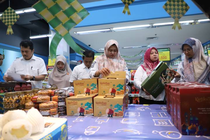 Petugas Disperindagkop UKM Kota Tangerang melakukan pengawasan produk parsel di Hypermart, Mal Metropolis Town Square, Kelurahan Kelapa Indah, Kecamatan Tangerang, Kota Tangerang, Rabu (11/3).