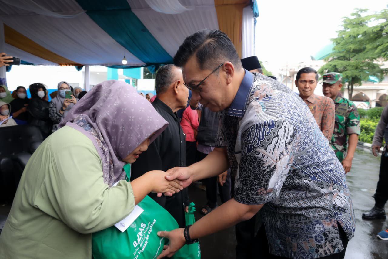 Sekda Tangsel Bambang Noertjahjo menyerahkan paket sembako kepada warga saat Bazar Ramadan dan Gerakan Pangan Murah di Kecamatan Pamulang, Kamis (5/3/2026). (Dok. Humas Pemkot Tangsel)
