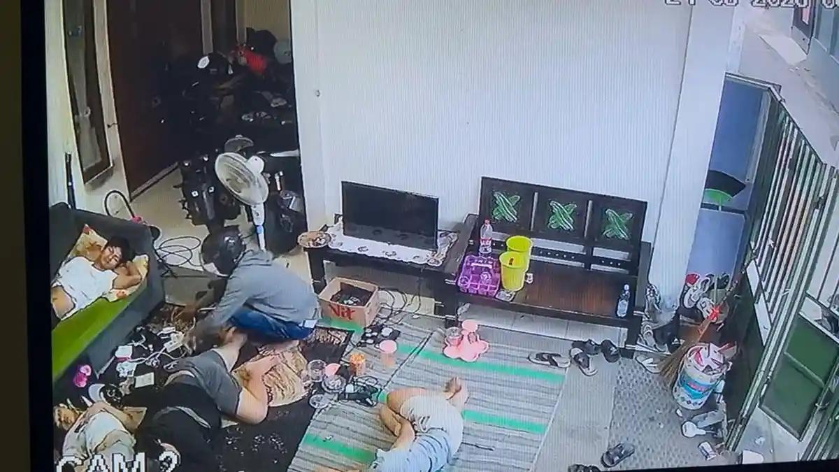Terlohat para pelaku pencurian tengah melancarkan aksinya di salah satu rumah di Pondok Aren.