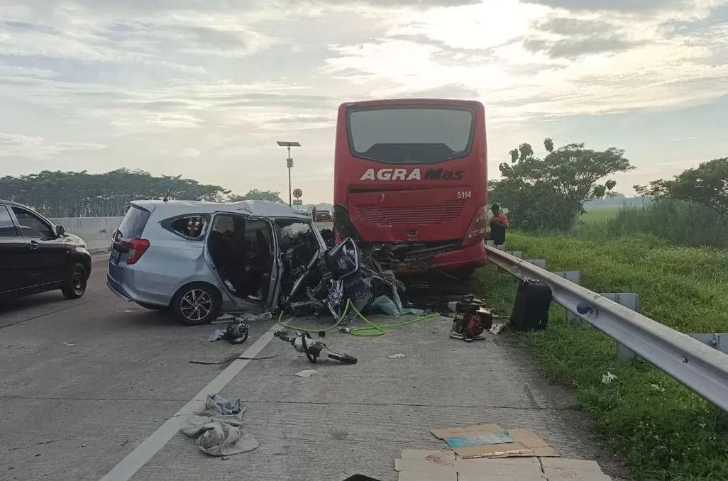 Kecelakaan mobil nabrak bus di ruas Tol Pejagan–Pemalang menewaskan 4 penumpangnya. Foto : Ist
