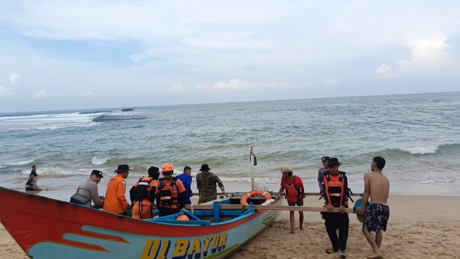 Tim SAR Gabungan hendak melakukan pencarian terhadap korban tenggelam digulung ombak di pantai Kayakas Pulo Manuk, Desa Darmasari, Kecamatan Bayah, Kabupaten Lebak, Kamis (26/3).