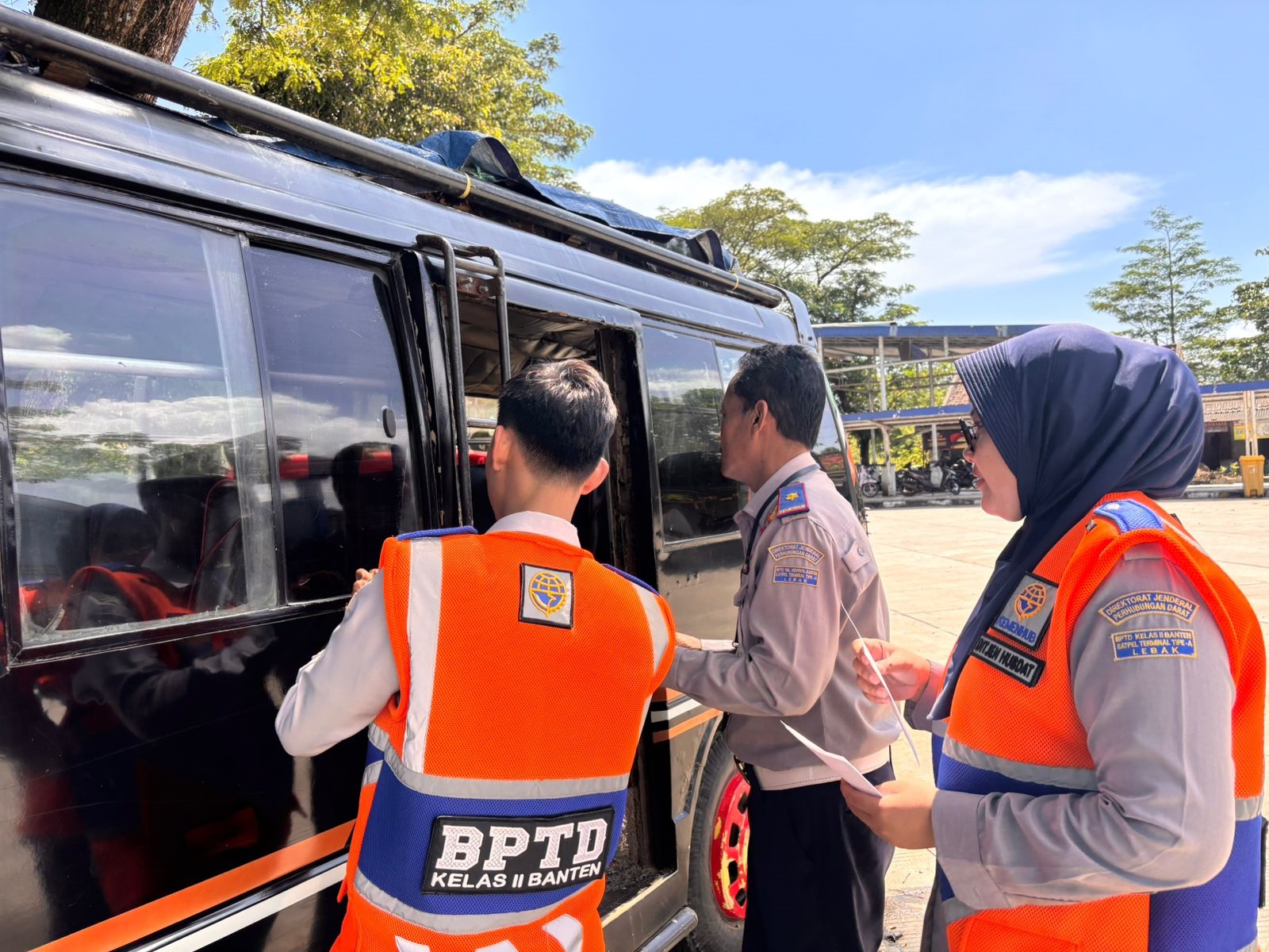 PASANG STIKER. Sejumlah petugas Terminal Mandala di wilayah Kabupaten Lebak, saat memasang stiker tarif angkutan umum.