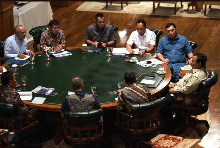 Presiden Prabowo Subianto menggelar sejumlah rapat terbatas bersama para menteri Kabinet Merah Putih di kediamannya di Hambalang, Bogor, Minggu (8/3). Foto : Tim Media Presiden