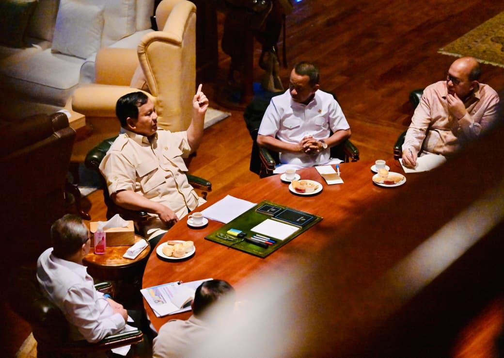 Presiden Prabowo saat rapat di Hambalang. Foto : Isy