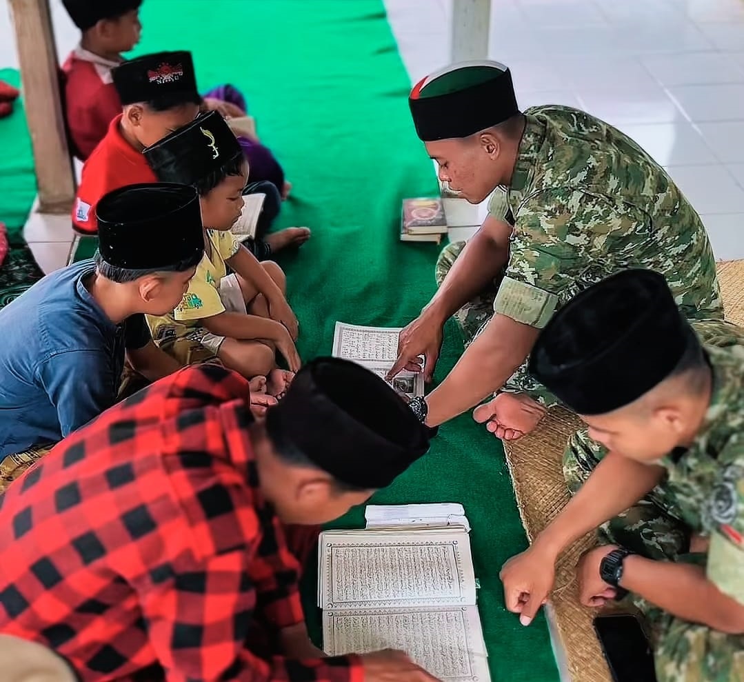 NGAJAR NGAJI. Para Prajurit Yonif TP 842/Badak Sakti, sedang mengajari ngaji anak-anak warga Kampung Sindang, Desa Rancapinang, Kecamatan Cimanggu, Kabupaten Pandeglang, Rabu (4/3).