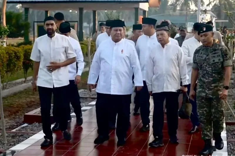 Presiden Prabowo Subianto (dua kiri) didampingi oleh Gubernur Aceh Muzakir Manaf (kiri) serta Menteri Dalam Negeri Tito Karnavian (dua kanan) tiba di Masjid Darussalam, Kabupaten Aceh Tamiang, Provinsi Aceh. Foto : Ist