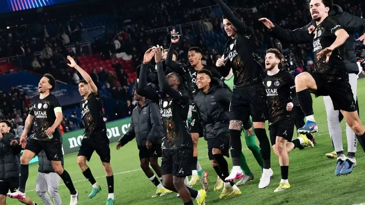 Selebrasi skuad PSG usai menang telak 3-0 dari Chelsea dan berkah melaju ke Perempat Final Liga Champions. Foto : Ist