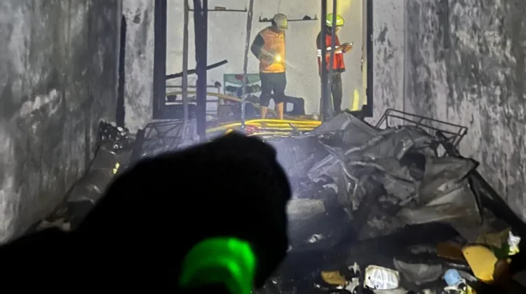 Usai di tinggal Lebaran rumah sudah terbakar di Meruya Utara. Foto : Ist