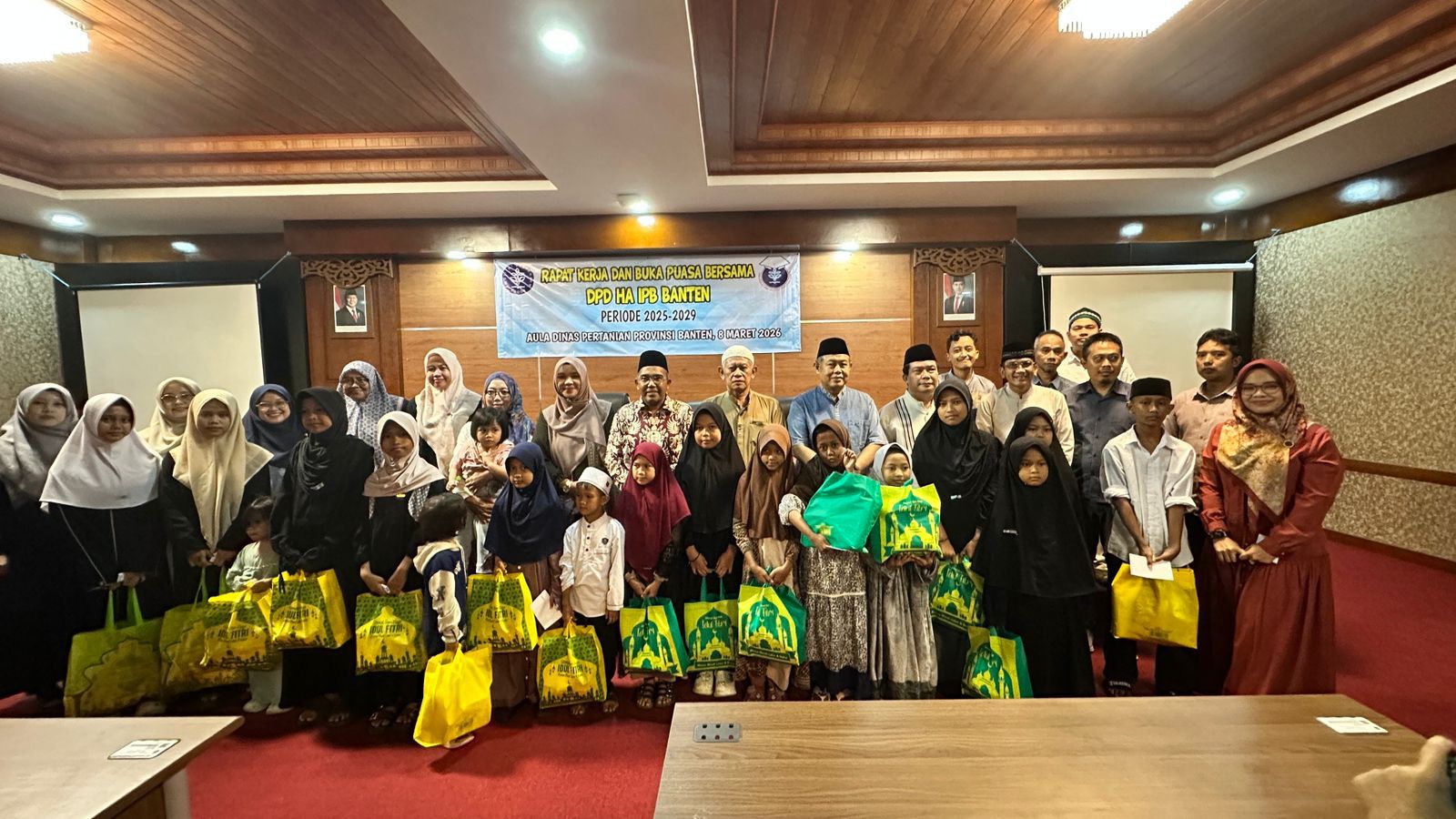 Penyerahan santunan kepada anak yatim dalam rangkaian kegiatan Rapat Kerja dan Buka Puasa Bersama DPD HA IPB Banten di Aula Dinas Pertanian Provinsi Banten, Minggu (8/3/2026). Kegiatan ini menjadi bagian dari komitmen alumni IPB Banten dalam memperkuat silaturahmi sekaligus meningkatkan kepedulian sosial di bulan Ramadan.(Istimewa)