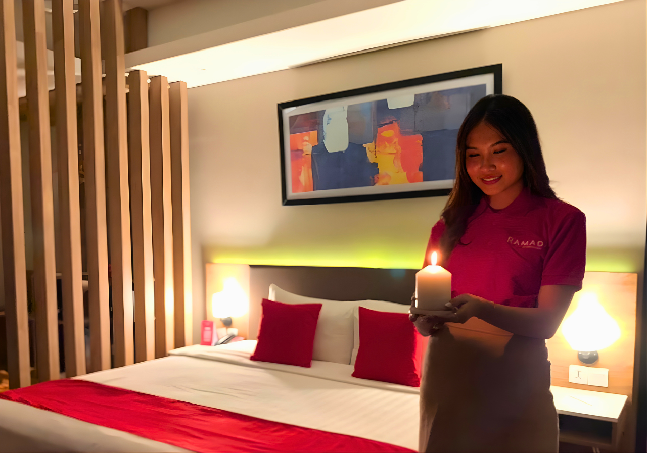 Ramada by Wyndham Serpong menyalakan lilin sebagai bagian aksi “Lights Out” Earth Hour 2026. (Dok. Ramada Hotel)
