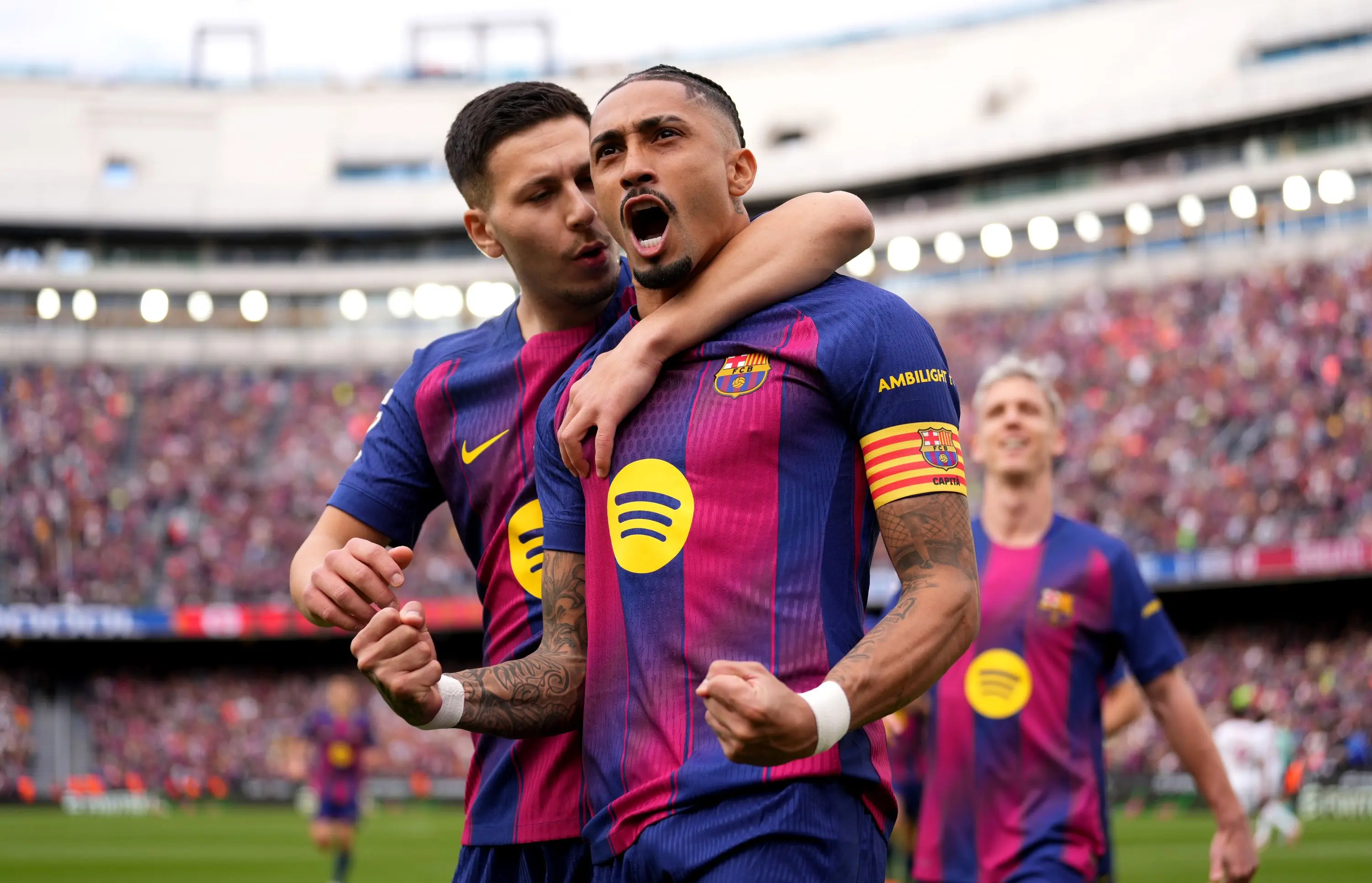 Selebrasi skuad Barcelona usai menang 5-2 dari Sevilla. Foto : Ist