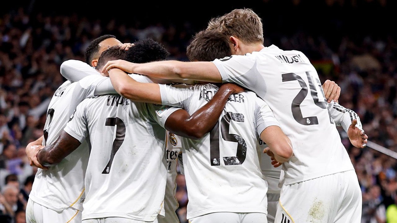 Selebrasi skuad Real Madrid usai menang 4-1 dari Elche CF . Foto : Ist