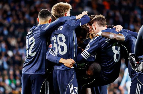 Selebrasi dkuad Madrid usai menang 2-1 dari Celta Vigo. Foto : Ist