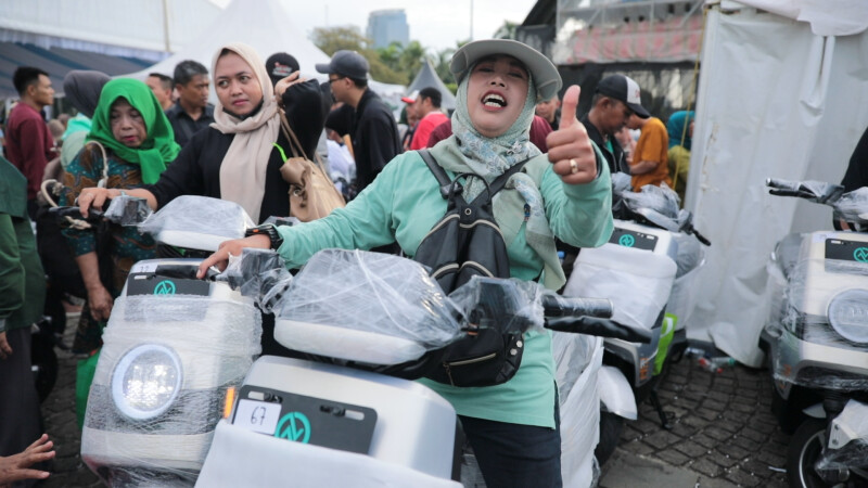Diana gembira dapat motor listrik. Foto : Ist
