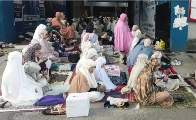 Jamaah Muhammadiyah Kota Tangerang salat Ied di hslaman UMT. Foto : Ist