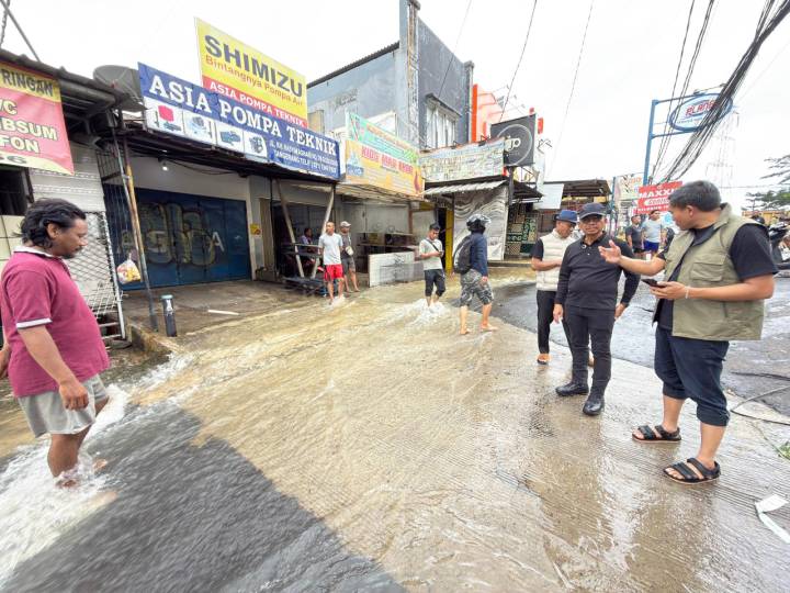 Wali Kota Tangerang, Sachrudin, meninjau lokasi banjir di sejumlah titik pemukiman warga yang berada di sekitar Daerah Aliran Sungai (DAS). di kawasan Ciledug Indah, Kecamatan Karang Tengah, Minggu (8/3).