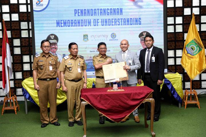 Foto bersama usai penandatanganan Memorandum of Understanding (MoU) oleh Wali Kota Sachrudin bersama PT Angkasa Pura Indonesia dan PT Jasa Marga di Ruang Patio Pusat Pemerintah Kota (Puspemkot) Tangerang, Senin (2/3). Ini sebagai langkah strategis memperkuat konektivitas dan mendukung pengembangan kawasan berkarakter aerotropolis di Kota Tangerang.