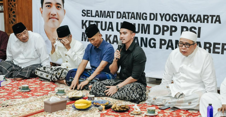 Ketum PSI Kaesang saat safari ramadan di Pondok Pesantren An-Nur yang dipimpin oleh KH Yasin Nawawi di Bantul, Yogyakarta. Foto : Ist