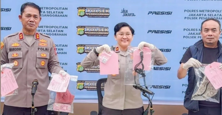 Kapolsek Pesanggrahan Seala Syah Alam (tengah) menunjukan bukti kejahatan terkait stiker kode QR judi online (Judol) dalam konferensi pers di Jakarta. Foto : Ist