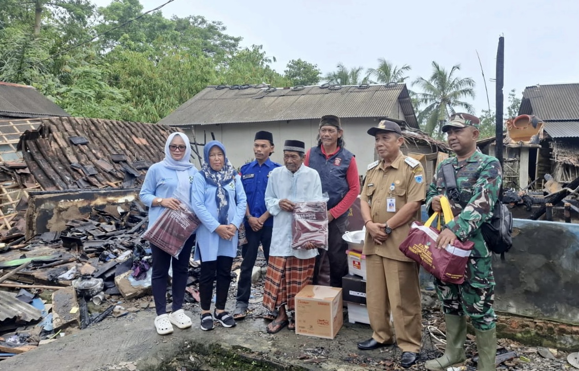 Korban kebakaran, Kanang (74) warga Kampung Dungushaur RT/RW 18/04, Desa Surianeun, Kecamatan Patia, Kabupaten Pandeglang, sedang menerima bantuan logistik dari berbagai pihak terkait, di lokasi kediamannya yang terbakar, Selasa (3/3).