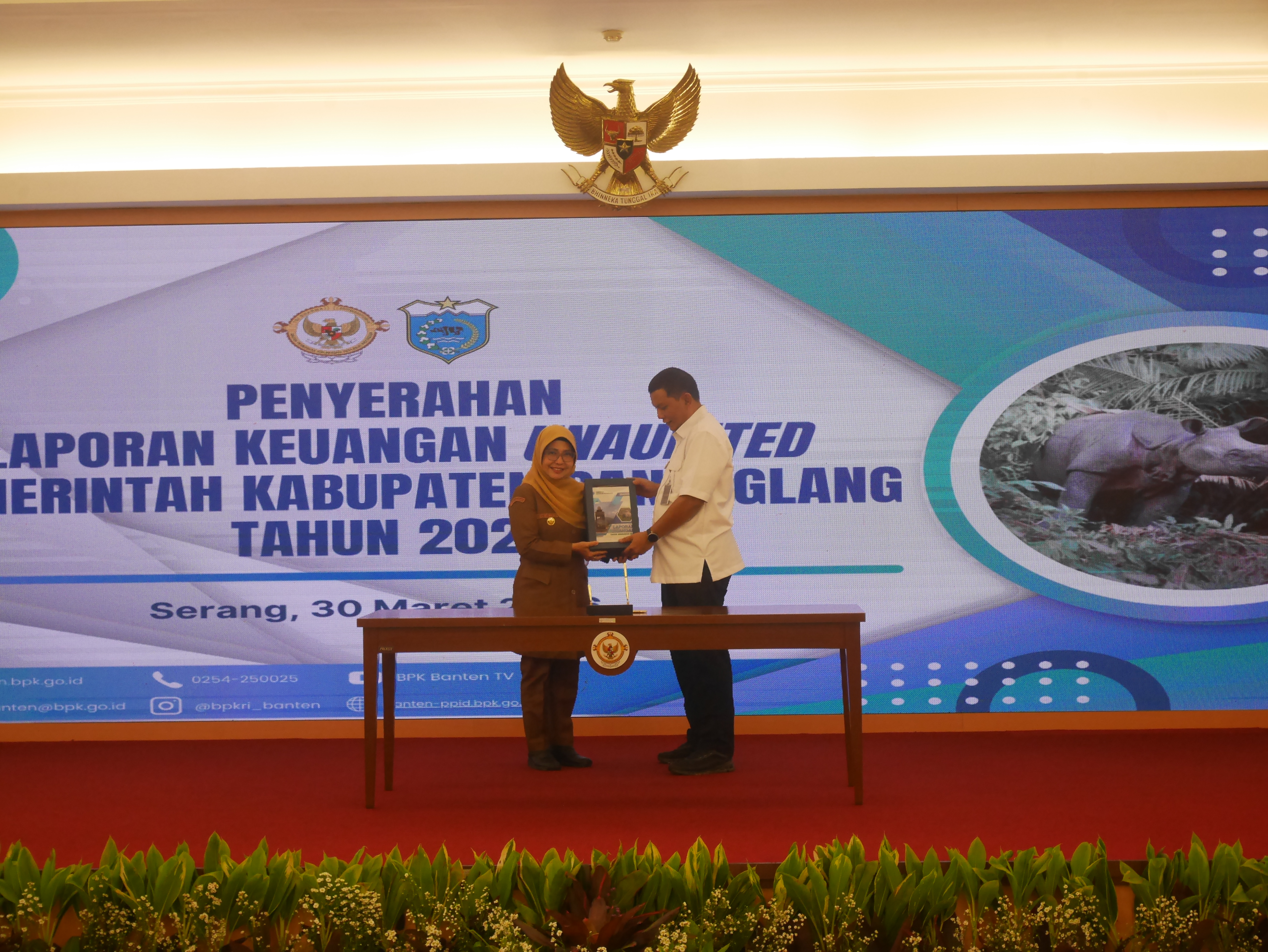 Bupati Pandeglang, Raden Dewi Setiani menyerahkan LKPD  unaudited kepada Kepala BPK RI Banten, Firman Nurcahyadi, Senin (30/3/2026).(Ari Supriadi-tangselpos.id)