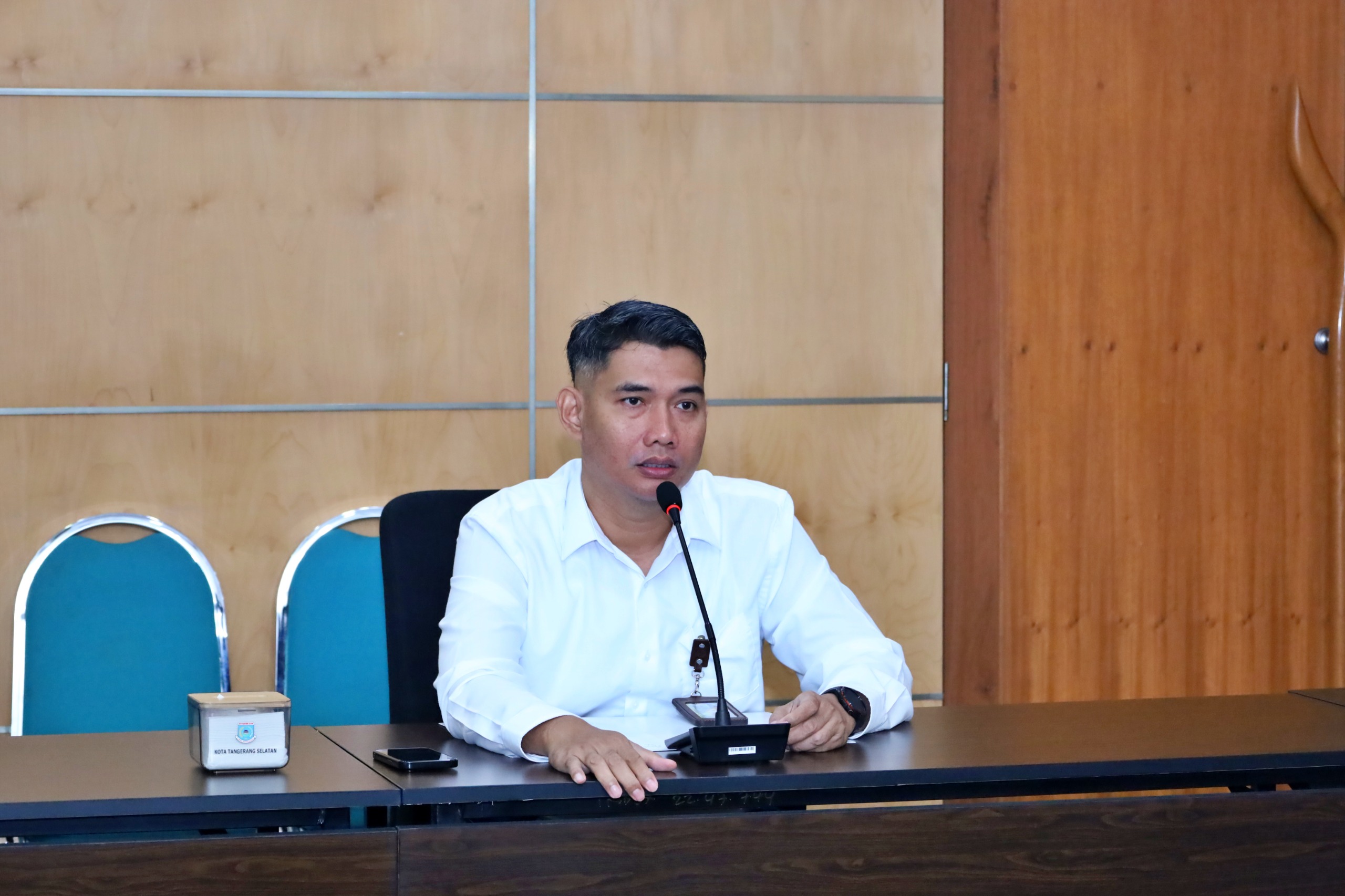 PELAYANAN. Kepala Kantah Tangsel Seto Apriyadi saat jelaskan program digital layanan pertanahan.