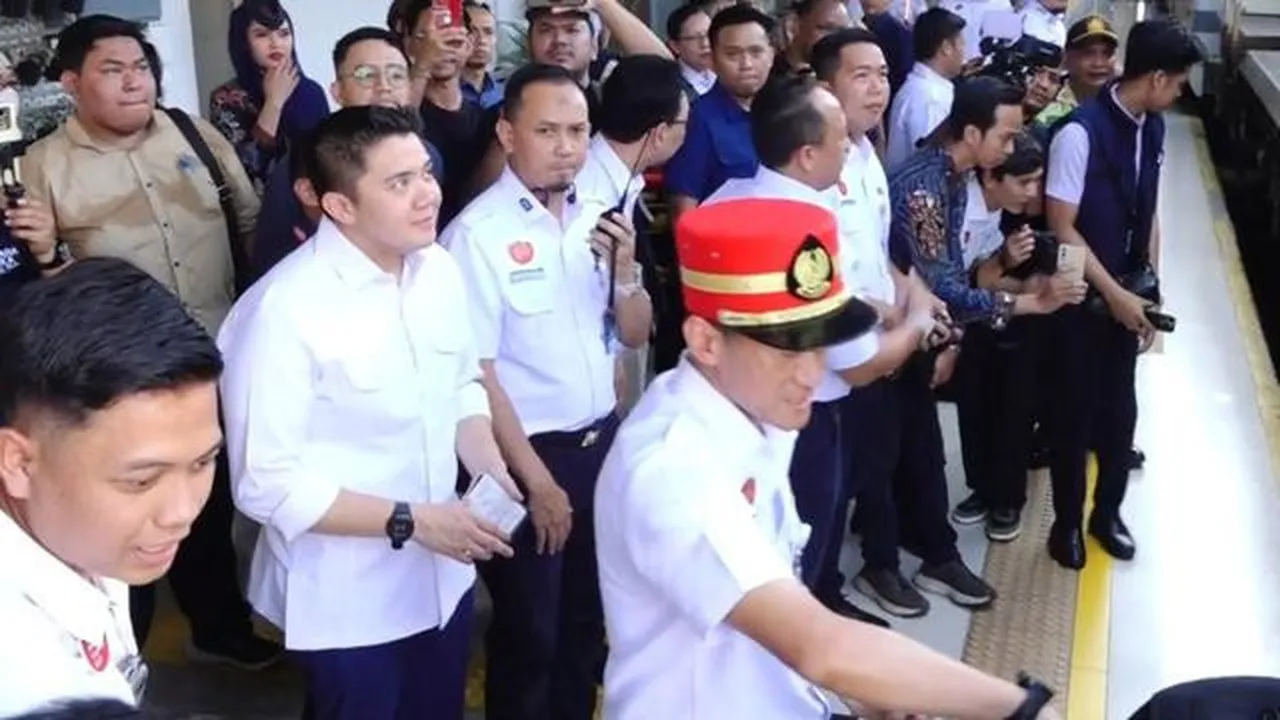 Seskab Twddy saat sidak ke Stasiun Pasar Senin. Foto : Ist