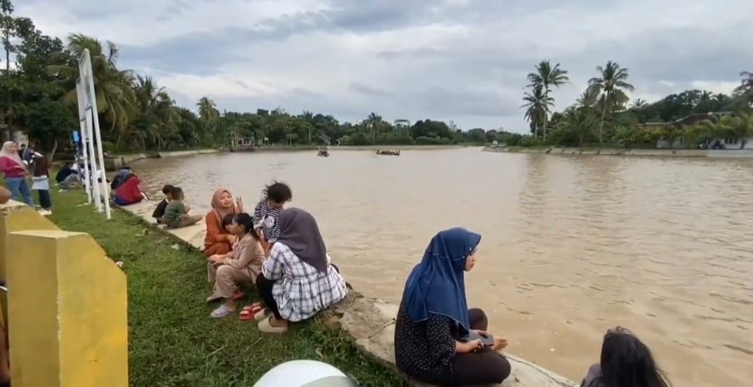 NGABUBURIT. Warga di wilayah Kabupaten Lebak, sedang ngabuburit di Situ Cilembun di Desa Selaraja, Kecamatan Warunggunung, Kabupaten Lebak, Senin (2/3).