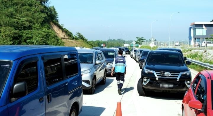 PADAT. Situasi Tol Fungsional Serang-Panimbang Seksi 2 saat digunakan arus mudik lebaran, terpantau padat, beberapa waktu lalu.