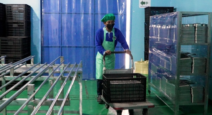 Tri Widodo kini bekerja di SPPG Sukoarjo. Foto : Ist