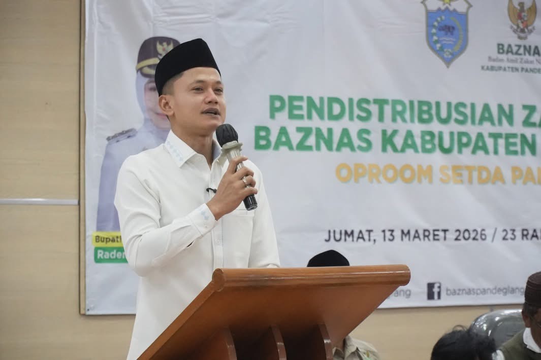 SAMBUTAN. Wabup Pandeglang Iing Andri Supriadi sedang memberikan sambutan pada saat acara Pendistribusian zakat fitrah oleh Badan Amil Zakat Nasional (BAZNAS) Kabupaten Pandeglang kepada mustahik di Aula Oproom Setda Pandeglang, beberapa waktu lalu.