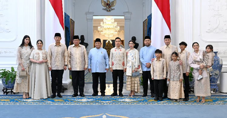Wapres Gibran (no 6 dari kiri) saat berlebaran di Istana Merdeka. Foto ::Ist