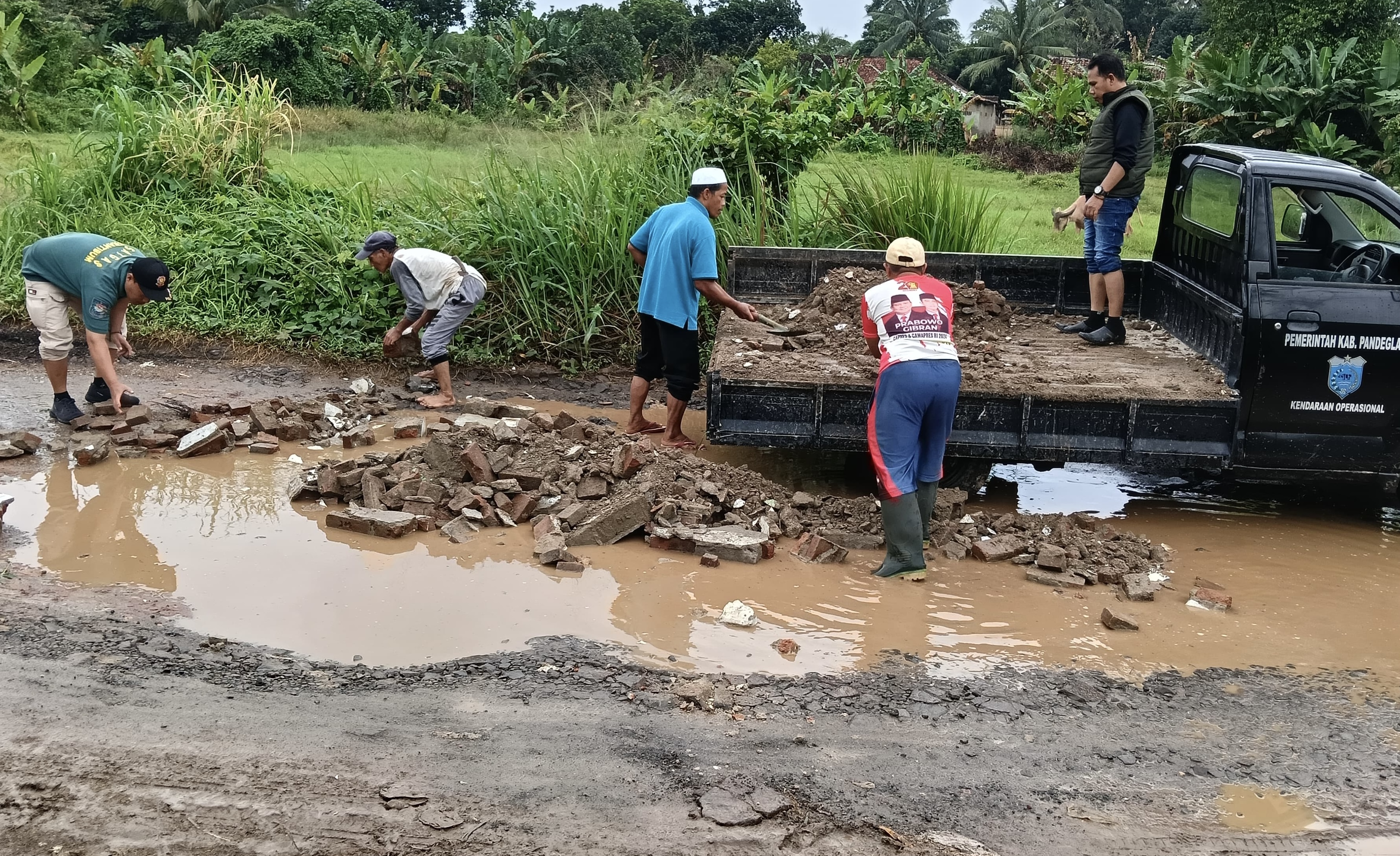 PERBAIKI JALAN. Warga bersama Muspika Koroncong, sedang bergotong royong bebersih dan memperbaiki jalan rusak di Kampung Panjulan, Desa Paniis, Kecamatan Koroncong, Kabupaten Pandeglang, Kamis (5/2).