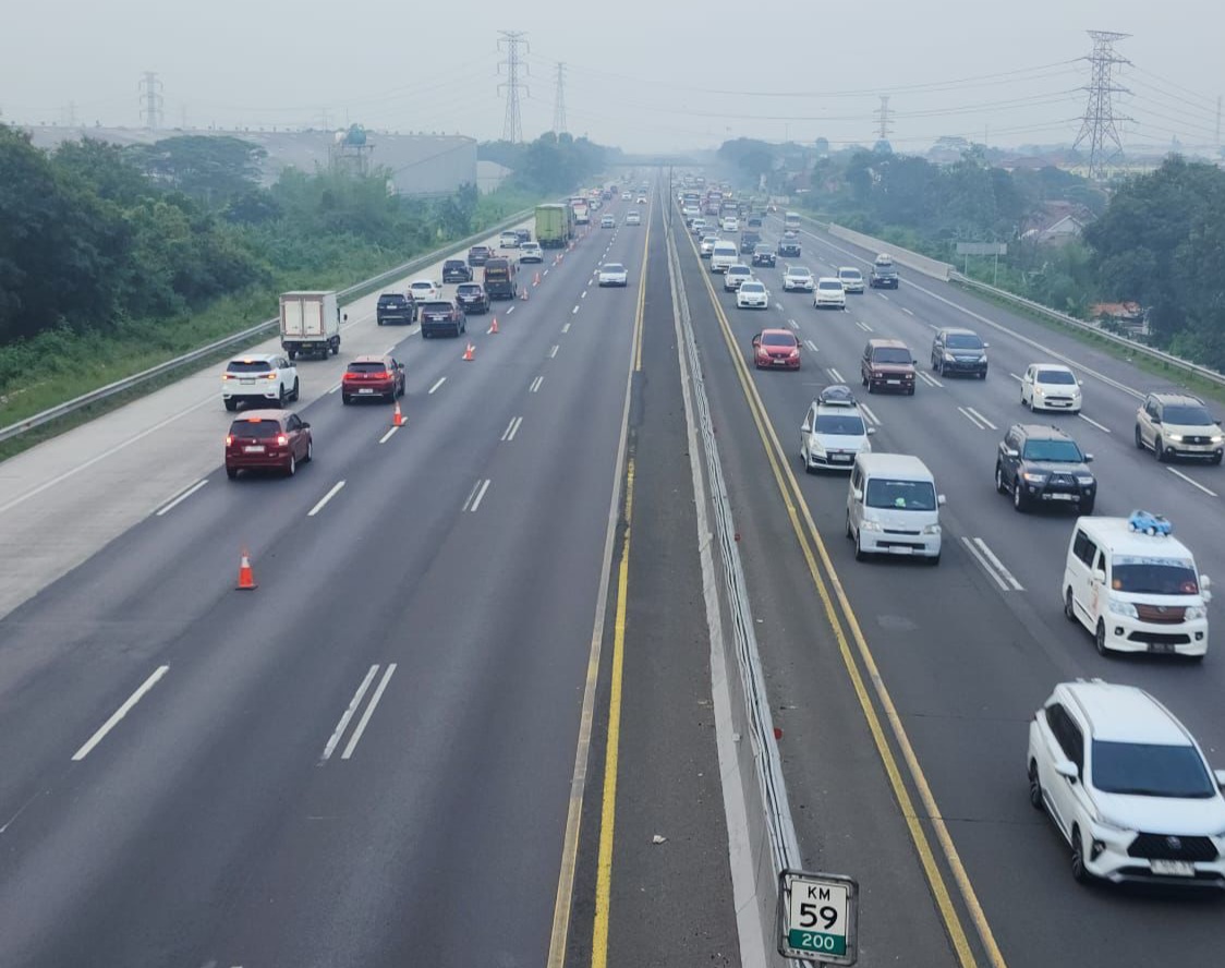 Suasana kendaraan di Tol Cikampek-Jakarta. Foto : Bakom RI