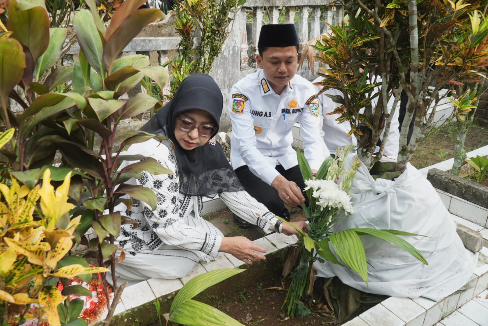 Bupati Raden Dewi Setiani dan Wakil Bupati Iing Andri Supriadi bersama Forum Koordinasi Pimpinan Daerah (Forkopimda) melaksanakan ziarah ke makam para mantan bupati, Senin (31/3/2026).(Istimewa)