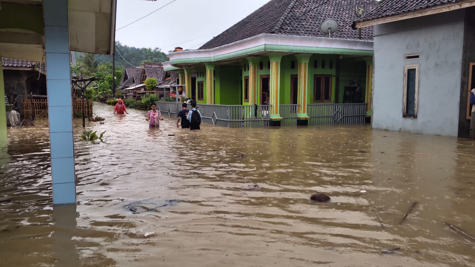 Kondisi bencana banjir yang melanda Kampung Cikayas, Desa Cikayas, Kecamatan Angsana, Kabupaten Pandeglang, Kamis (9/4). Warga terlihat masih melakukan aktivitas.