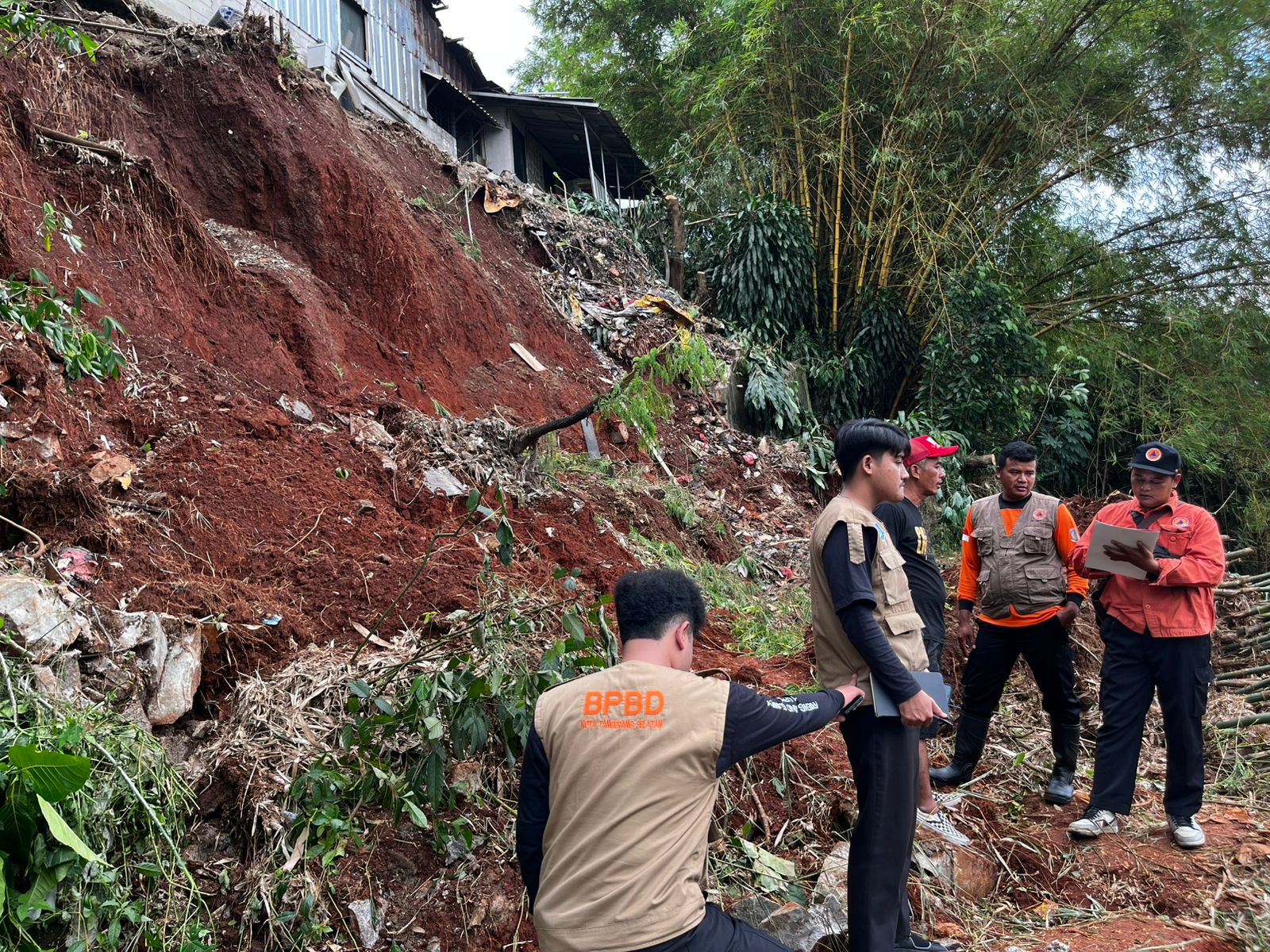Longsor yang terjadi di Tangsel usai diguyur hujan deras.