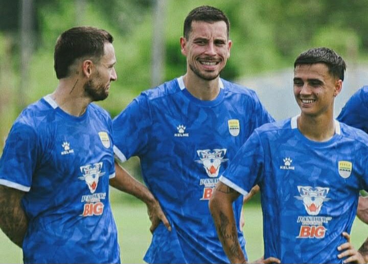 Thom Haye (tengah) dan Marc Klok (kiri) pemain Persib yang dipanggil PSSI hadapi ASEAN Hyundai Cup 2026. Foto : Ist