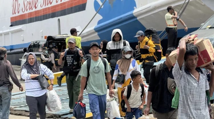 Foto para pemudik tiba di kota tujuannya.