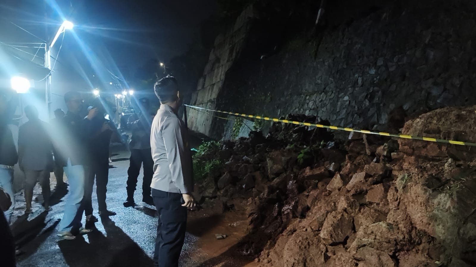 Kapolres Tangsel ALBP Boy Jumalolo saat meninjau lokasi longsor di Serpong.