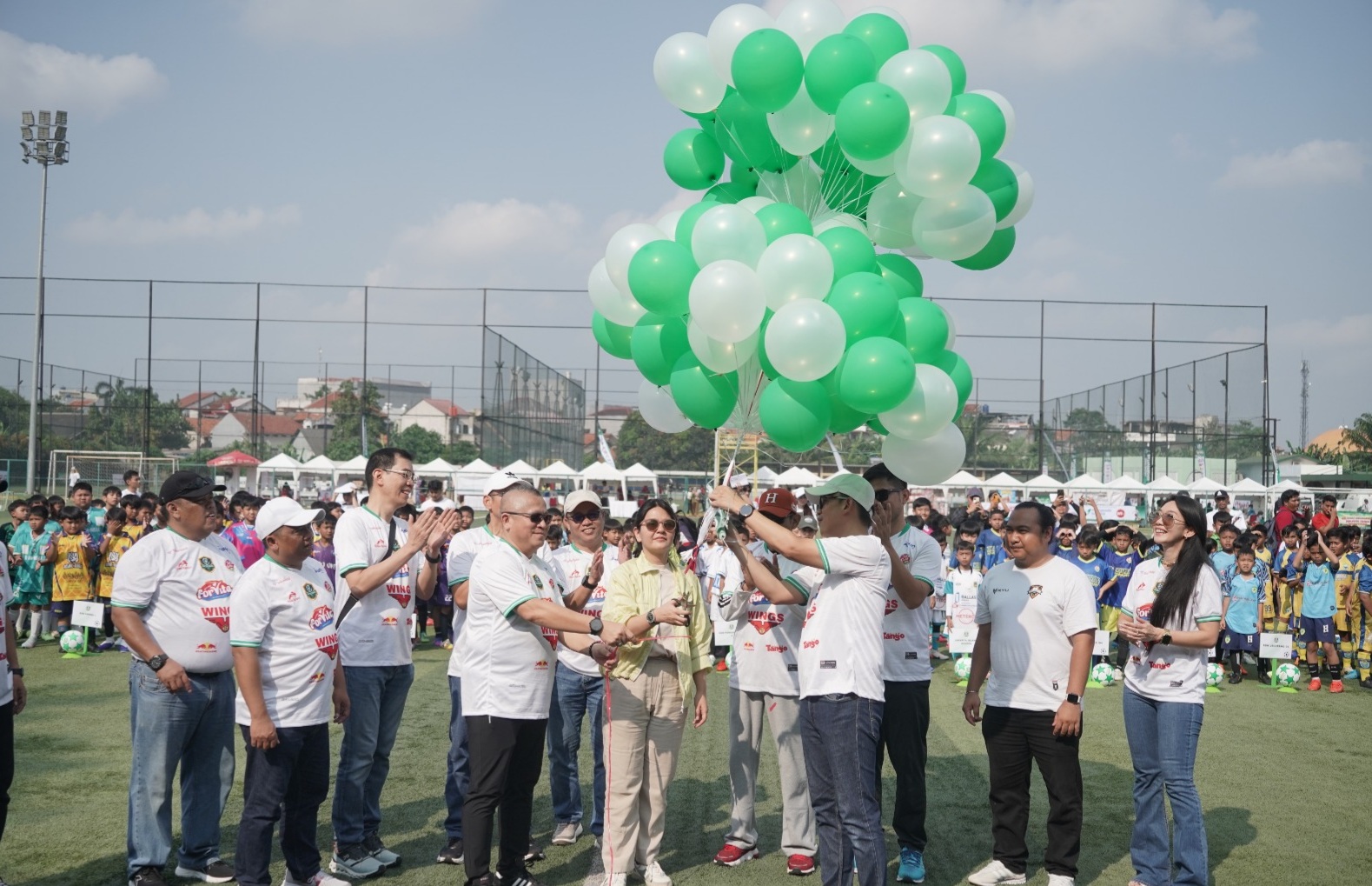 Direktur Utama Aksesmu Hans Harischandra bersama Wakil Ketua Umum PSSI Ratu Tisha saat membuka turnamen mini soccer yang diselenggarakan Aksesmu. Foto : Ist