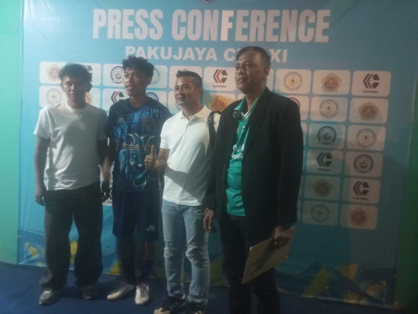 King Polo (dua dari kiri) bersama Michael Chiox's (tiga dari kiri) dan Eko Waluyo (paling kiri) saat sesi jumpa pers yang digelar panitia, Rabu (22/04) 2026).(tangselpos.id).