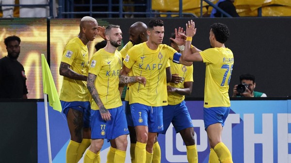 Selebrasi Ronaldo dan skuad Al Nassr usai menang 1-0 dari Al Ettifaq FC. Foto : Ist