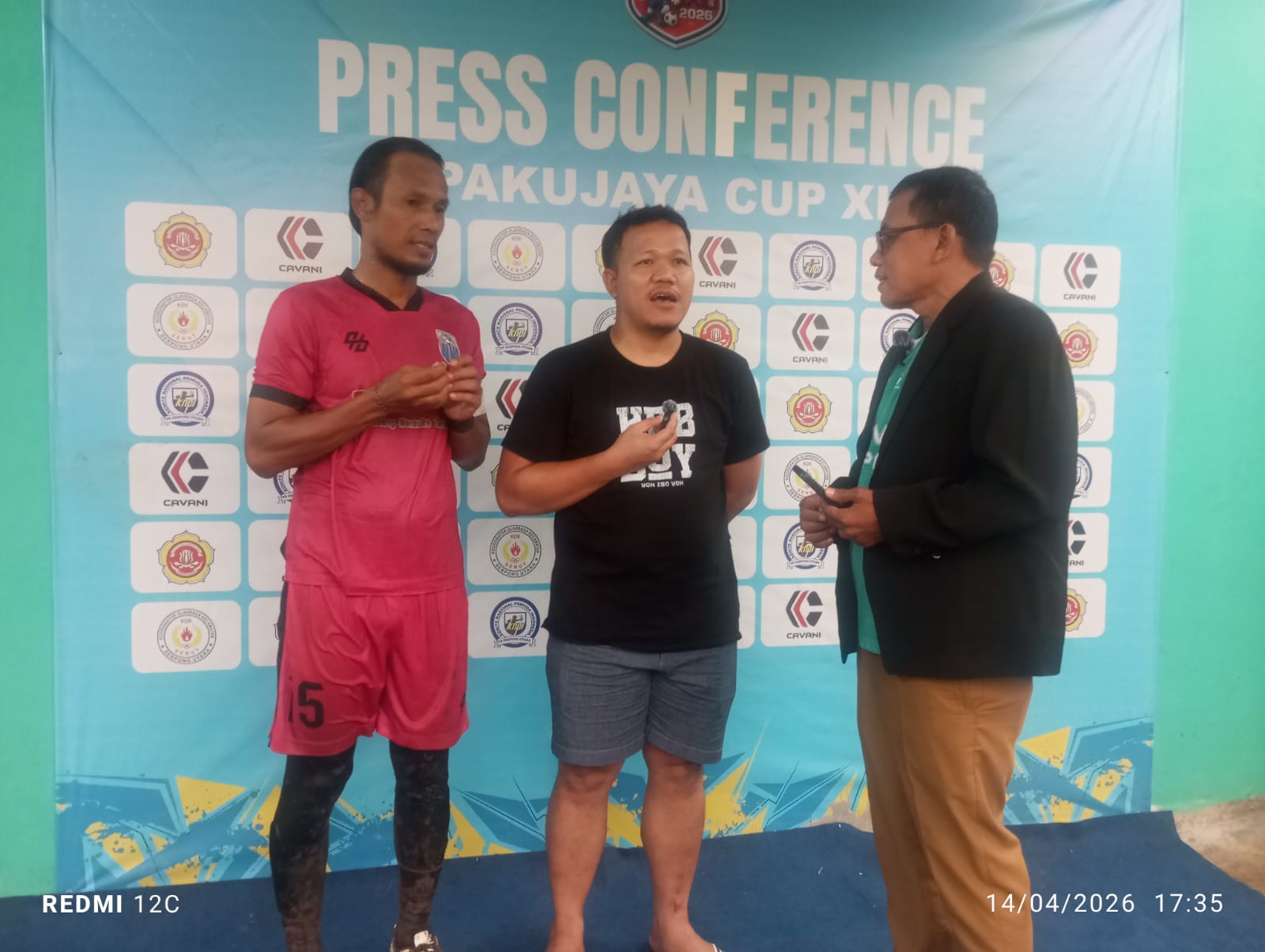 Manajer Alma FC, Ali Impron (tengah) dan Kapten Alma FC, Ramadhan Saputra dalam sesi jumpa pers.(tangselpos.id).