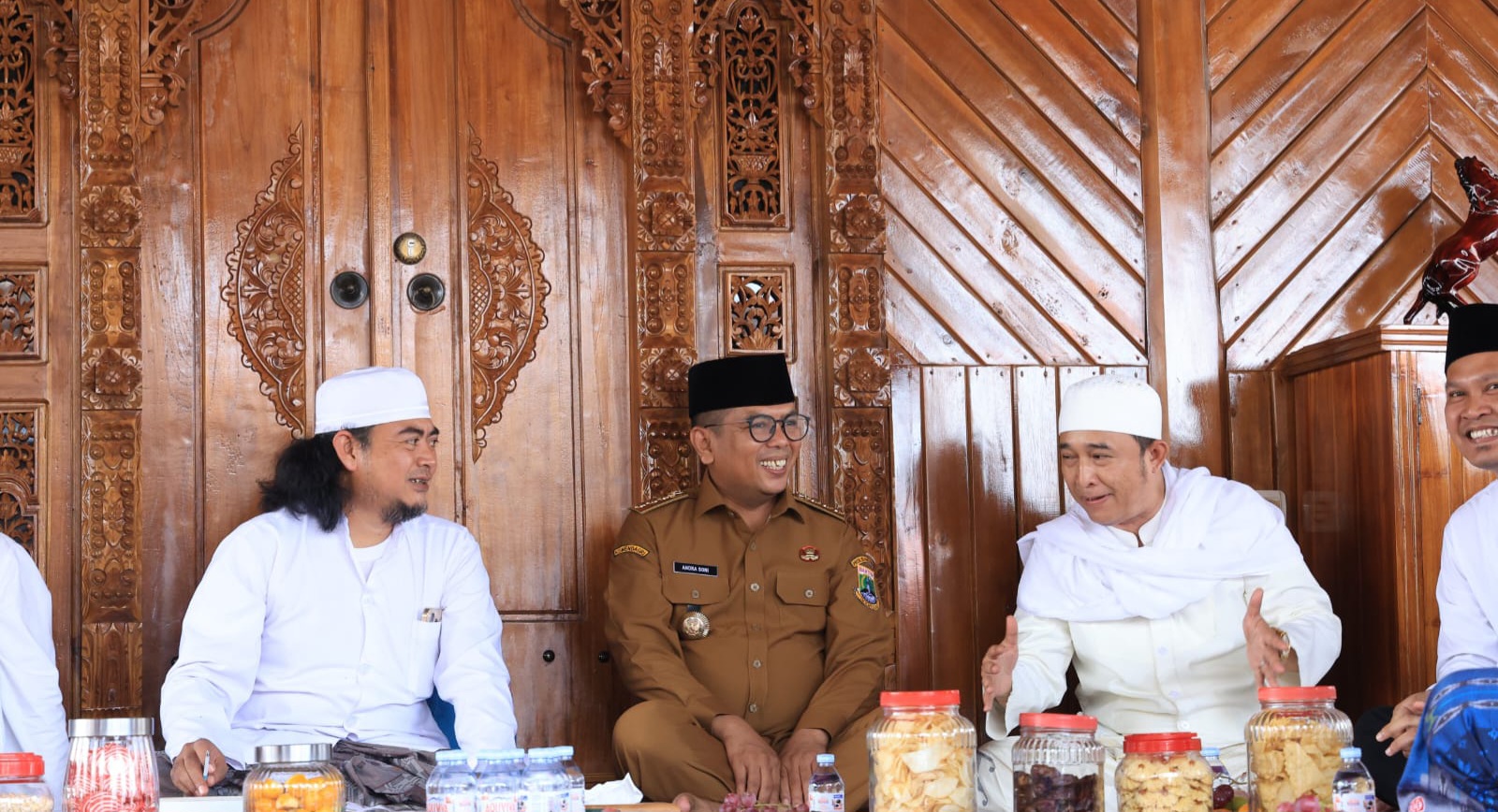 Gubernur Banten Andra Soni menghadiri Haul ke-22 Abuya Bustomi di Pondok Pesantren Al-Hidayah Cisantri, Pandeglang, Senin (20/4/2026). Foto : Humas Pemprov
